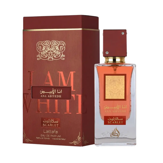 Een rechthoekige glazen parfumfles lattafa ana abiyedh scarlet edp 60ml met een bordeauxrode dop en gouden accenten gevuld met amberkleurige vloeistof