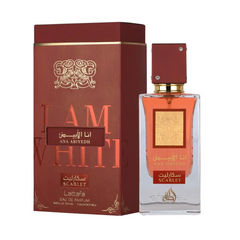 Een rechthoekige glazen parfumfles lattafa ana abiyedh scarlet edp 60ml met een bordeauxrode dop en gouden accenten gevuld met amberkleurige vloeistof