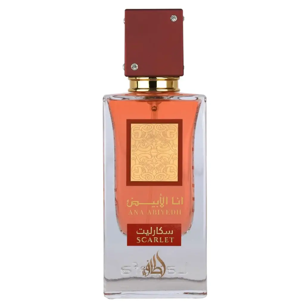 Een rechthoekige glazen Lattafa Ana Abiyedh Scarlet EDP parfumfles met rode dop en goudkleurige accenten gevuld met oranje-rode vloeistof