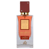 Een rechthoekige glazen Lattafa Ana Abiyedh Scarlet EDP parfumfles met rode dop en goudkleurige accenten gevuld met oranje-rode vloeistof