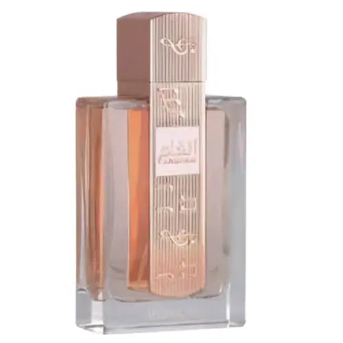 Een rechthoekige glazen parfumfles angaham second song met een roségouden metalen dop en verticale gravures gevuld met amberkleurige geur