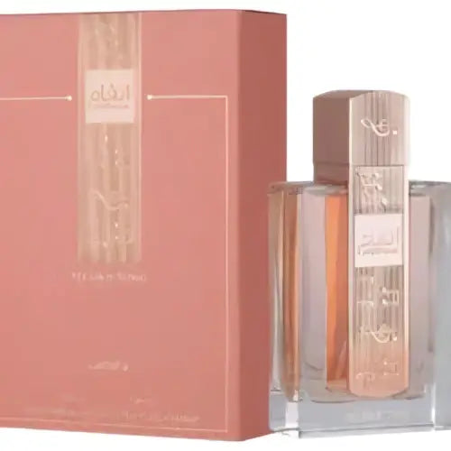 Een strak glazen parfumflesje angham second song met roségouden dop en Arabische gravure naast roze doos
