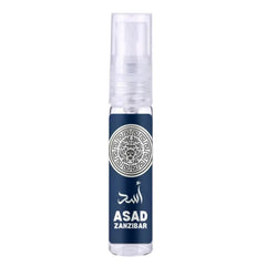 Een parfum sprayfles met label ASAD ZANZIBAR en cirkelvormig embleem van Lattafa Asad Zanzibar