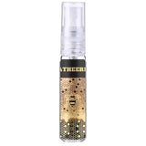 Een heldere sprayfles lattafa atheri met een zwart-gouden honingraatdesign en bijillustratie op het label