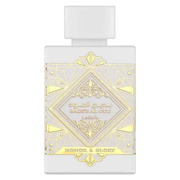 Witte rechthoekige parfumfles met goudkleurig geometrisch en bloemmotief reliëf etiket baidae al oud van latelier