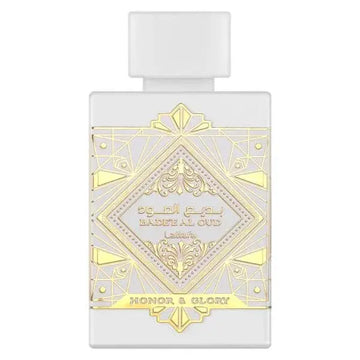 Witte rechthoekige parfumfles met goudkleurig geometrisch en bloemmotief reliëf etiket baidae al oud van latelier