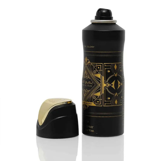 Zwarte en gouden Lattafa Bade’e Al Oud parfum body spray met ingewikkelde geometrische patronen en arabisch schrift