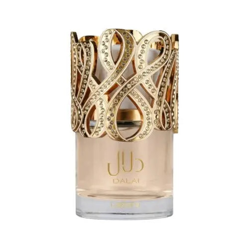 Een goudkleurige kroonvormige dop siert een doorzichtige glazen parfumfles met jud en dalai tekst voor lattafa dalal eau de parfum