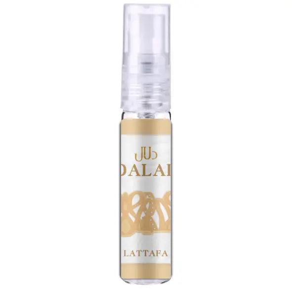 Een heldere glazen sprayfles met een witte en gouden lattaf dalai label en amberkleurige eau de parfum vloeistof