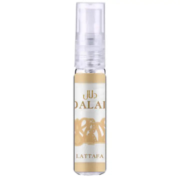 Een heldere glazen sprayfles met een witte en gouden lattaf dalai label en amberkleurige eau de parfum vloeistof