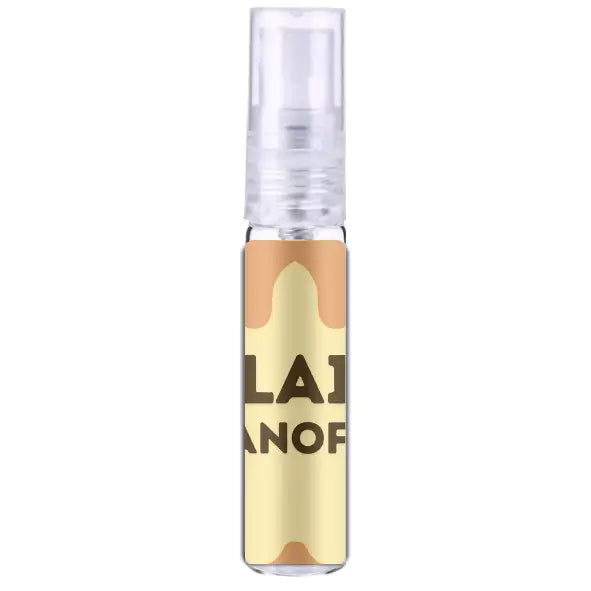 Een heldere glazen sprayfles met een beige en crèmekleurig label met lamanof tekst voor lattafa eclair banoffi edp