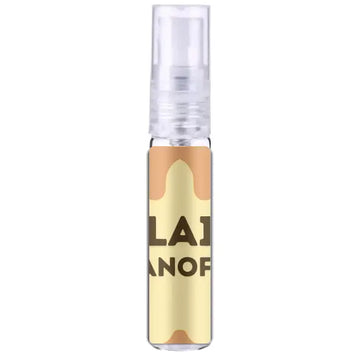 Een heldere glazen sprayfles met een beige en crèmekleurig label met lamanof tekst voor lattafa eclair banoffi edp
