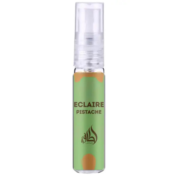 Een transparante sprayfles van lattafa eclaire pistache eau du parfum met een groen etiket en goudkleurige tekst