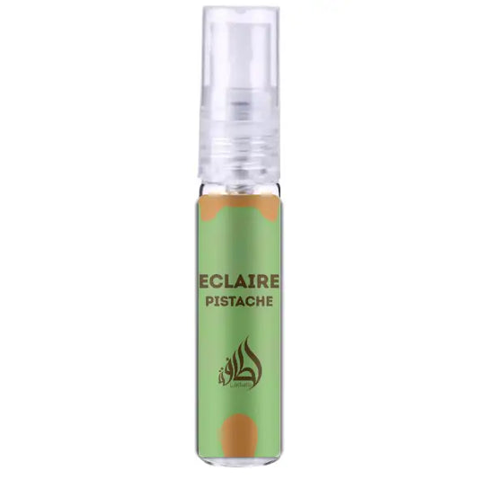 Een transparante sprayfles van lattafa eclaire pistache eau du parfum met een groen etiket en goudkleurige tekst