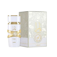 Witte en gouden parfumfles met decoratieve verpakking van Lattafa Parfum Yara Moi