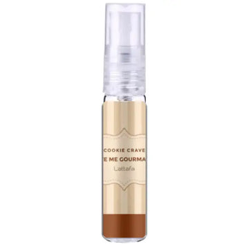Een heldere glazen sprayfles met een goudkleurig etiket en transparante dop gevuld met bruine vloeistof lattafa give me gourmand choco overdose edp 75 ml
