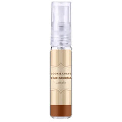 Een heldere glazen sprayfles met een goudkleurig etiket en transparante dop gevuld met bruine vloeistof lattafa give me gourmand choco overdose edp 75 ml