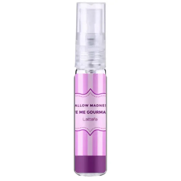 Een slanke transparante glazen parfumfles met een heldere spray en een roze paarse gestreepte label van lattafa give me gourmand mallow madness edp 75 ml