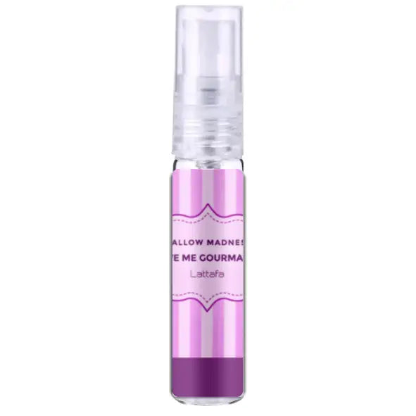 Een slanke transparante glazen parfumfles met een heldere spray en een roze paarse gestreepte label van lattafa give me gourmand mallow madness edp 75 ml