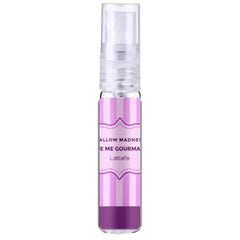 Een slanke transparante glazen parfumfles met een heldere spray en een roze paarse gestreepte label van lattafa give me gourmand mallow madness edp 75 ml