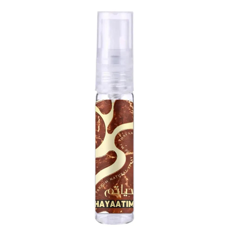 Transparante sprayfles met bruine en beige swirl, Lattafa Hayaatim, aromatische reis met Lattafa