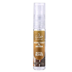 Een helder glazen sprayflesje met een gouden en bruikbaar etiket van khaltaat al arabia van 10ml in lattafa parfum khaltaat arbia gold