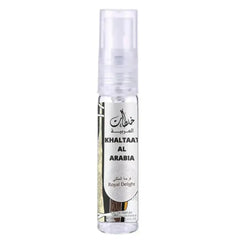 Een heldere glazen sprayfles met witte sticker arabische tekst en engels khaltaat al arabia royal delight eau de parfum