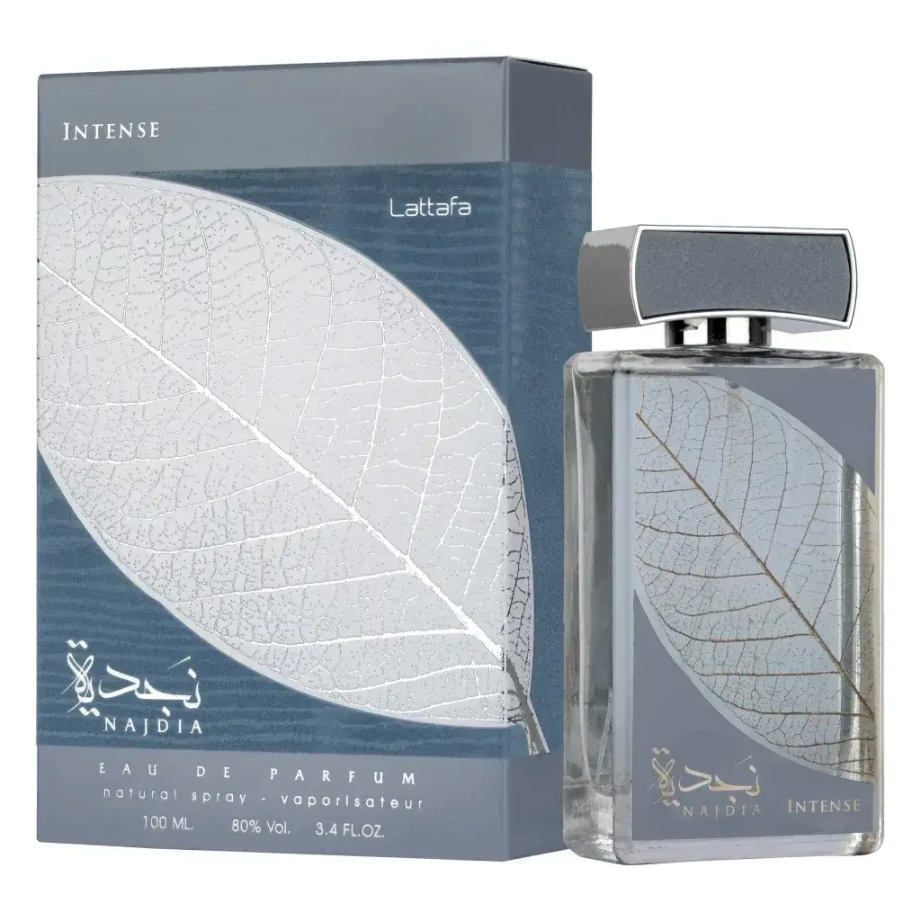 Een strak transparant glazen flesje lattafa najdia intense eau de parfum met zilveren dop en reliëf bladmotief
