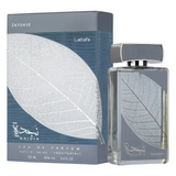 Een strak transparant glazen flesje lattafa najdia intense eau de parfum met zilveren dop en reliëf bladmotief