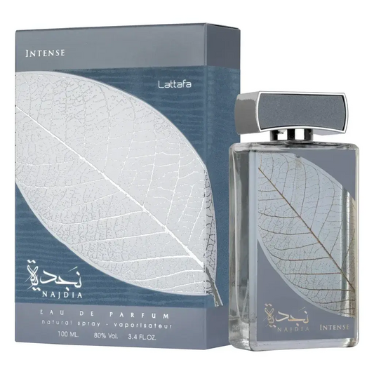 Een strak transparant glazen flesje lattafa najdia intense eau de parfum met zilveren dop en reliëf bladmotief