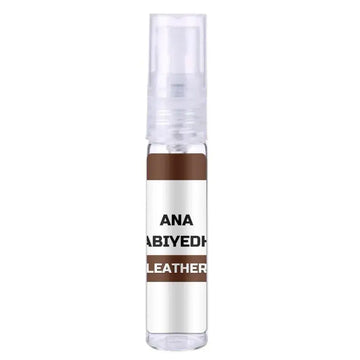 Heldere plastic sprayfles van lattafa parfum ana abiyedh leather met witte label en bruine banden