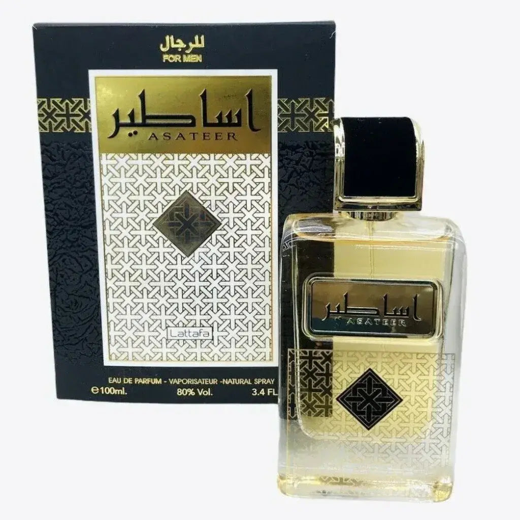 Een strakke transparante glazen fles lattafa parfum asateer voor mannen met zwarte en gouden dop en arabisch ontwerp