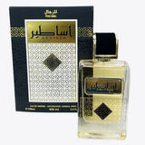 Een strakke transparante glazen fles lattafa parfum asateer voor mannen met zwarte en gouden dop en arabisch ontwerp