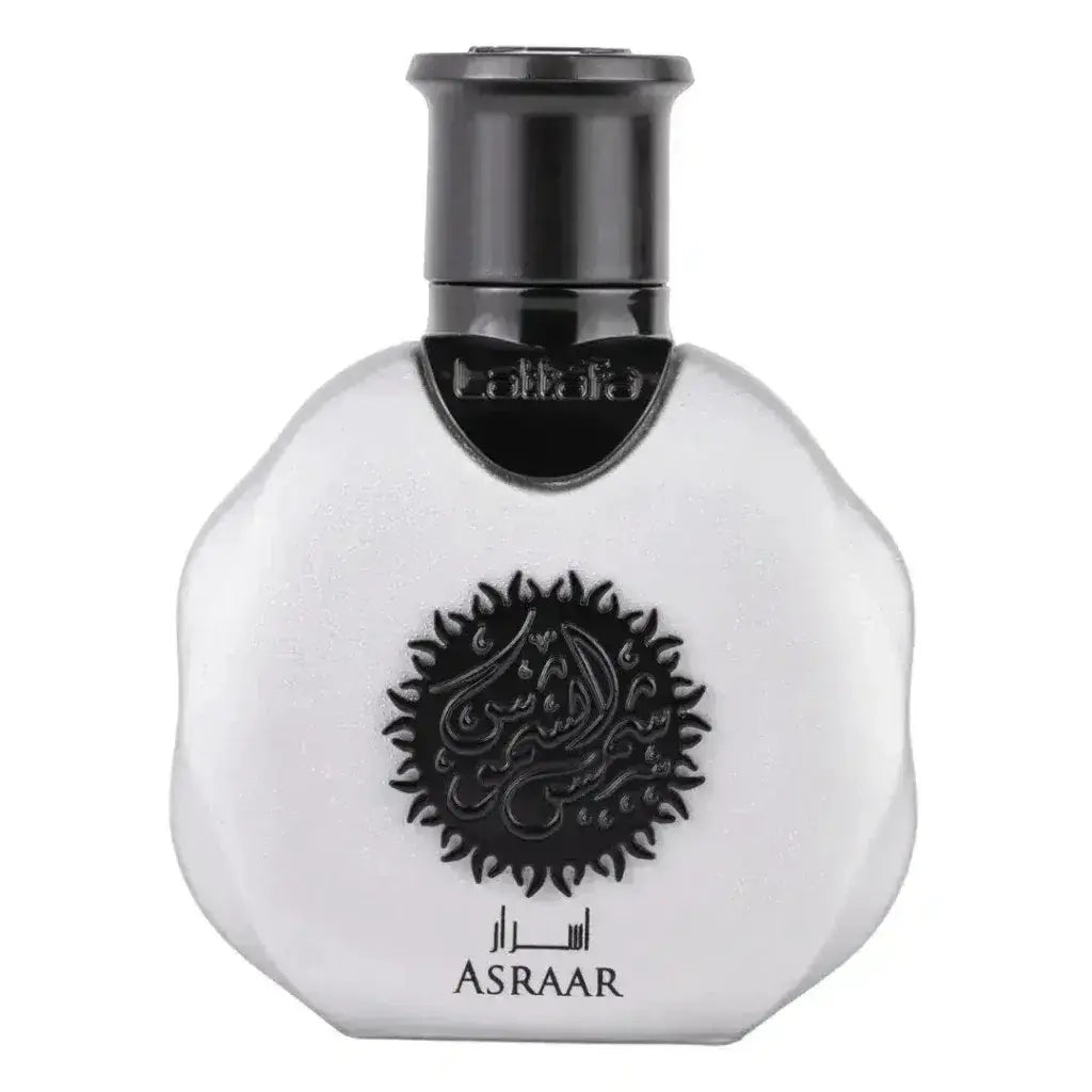 Witte glazen parfumfles met zwarte dop en arabische kalligrafie design van lattafa asraar parfum