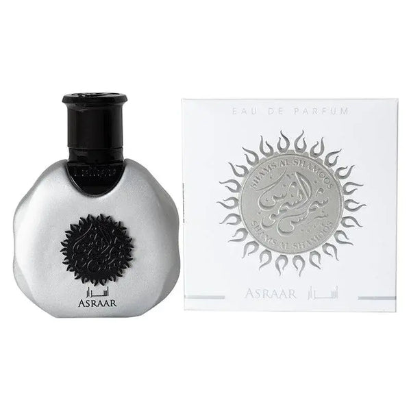 Zilverkleurige lattafa parfum asraar fles met zwarte sierlijke emblem en dop met merknaam op basis