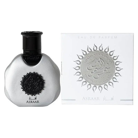 Zilverkleurige lattafa parfum asraar fles met zwarte sierlijke emblem en dop met merknaam op basis