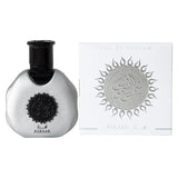 Zilverkleurige lattafa parfum asraar fles met zwarte sierlijke emblem en dop met merknaam op basis