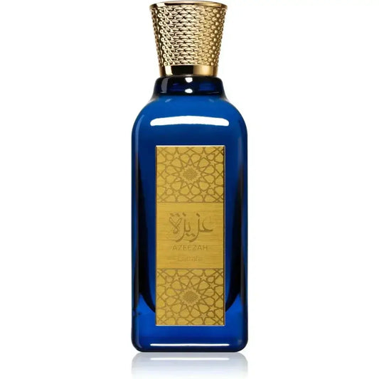 Diepblauwe rechthoekige parfumfles lattafa parfum azeezah met gouden textuurdop en arabische gouden etiket