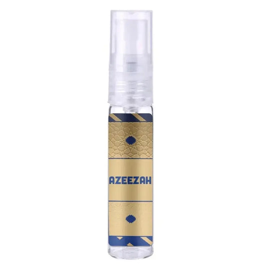 Een heldere glazen spuitfles met een gouden en marineblauw etiket met daarop de merknaam azeezah voor lattafa parfum azeezah