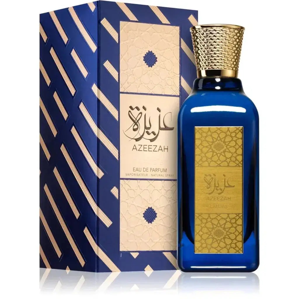 Diepblauwe glazen parfumfles lattafa parfum azeezah met gouden getextureerde dop en sierlijk gouden label