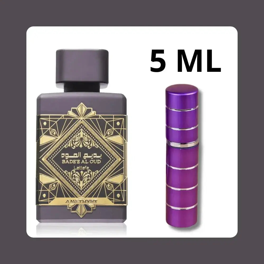 Donkerpaarse rechthoekige parfumfles met goudkleurige geometrische en bloemrijke reliëfdesign badee al oud van lattafa parfum