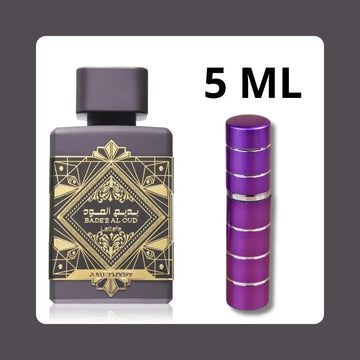 Donkerpaarse rechthoekige parfumfles met goudkleurige geometrische en bloemrijke reliëfdesign badee al oud van lattafa parfum