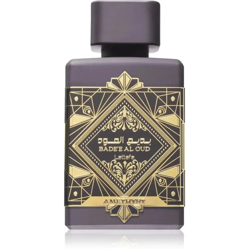 Donkerpaarse rechthoekige lattafa parfum flacon badee al oud met goudkleurige geometrische en bloemrijke reliëfdesigns