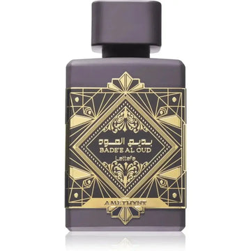 Donkerpaarse rechthoekige lattafa parfum flacon badee al oud met goudkleurige geometrische en bloemrijke reliëfdesigns
