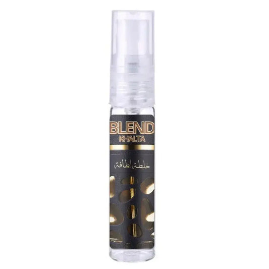 Een strak, transparant sprayflesje van Lattafa Parfum Blend met een zwarte etiket en goudkleurige letters en patronen