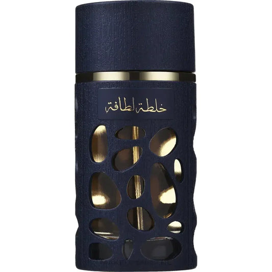 Donkerblauw lattafa parfum blend flesje met goudfolie accenten en gedetailleerd uitgesneden patroon