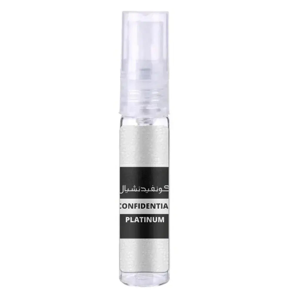 Heldere glazen sprayfles met zilverkleurige metalen dop en zwart etiket confidentia platinum van lattafa parfum
