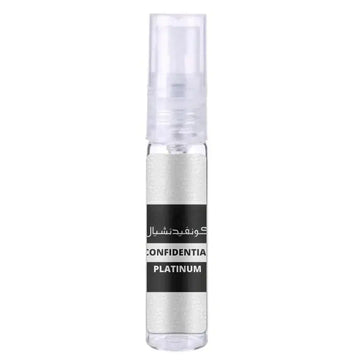 Heldere glazen sprayfles met zilverkleurige metalen dop en zwart etiket confidentia platinum van lattafa parfum