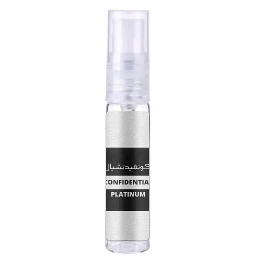 Heldere glazen sprayfles met zilverkleurige metalen dop en zwart etiket confidentia platinum van lattafa parfum