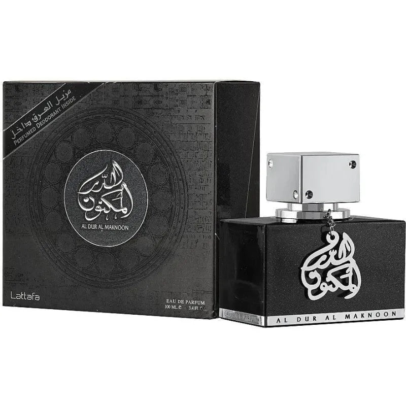 Een zwarte vierkante parfumfles met zilveren dop en arabische kalligrafie van lattafa parfum al dur al maknoon
